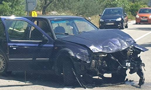 Auto završio na boku, a jednog muškarca su prevezli u bolnicu