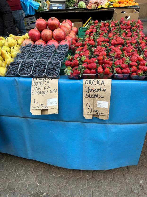 FOTO Građani šokirani! Za kilu janjetine 20 eura, rajčice po 7, a orada na Dolcu čak 28 eura