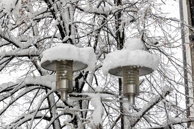 Gospić pod debelim snijegom, jutros izmjerena 23 centimetra