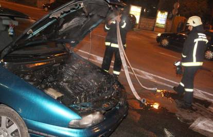 Auto se zapalio tijekom vožnje, vozačica u panici izašla vani