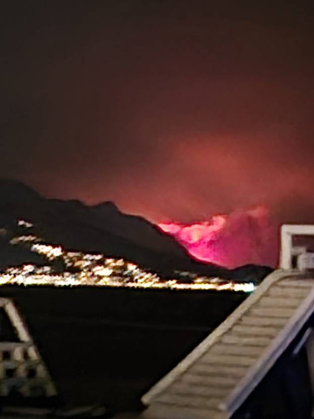 FOTO Strašan požar kod Omiša. U pomoć dolaze vatrogasci iz Dubrovnika, Zadra i Šibenika