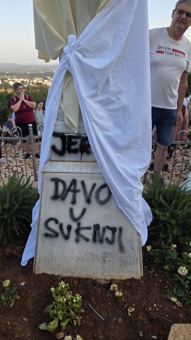 FOTO Pogledajte kako je vandal zapalio oltar i uništio kipove Gospe u Međugorju...