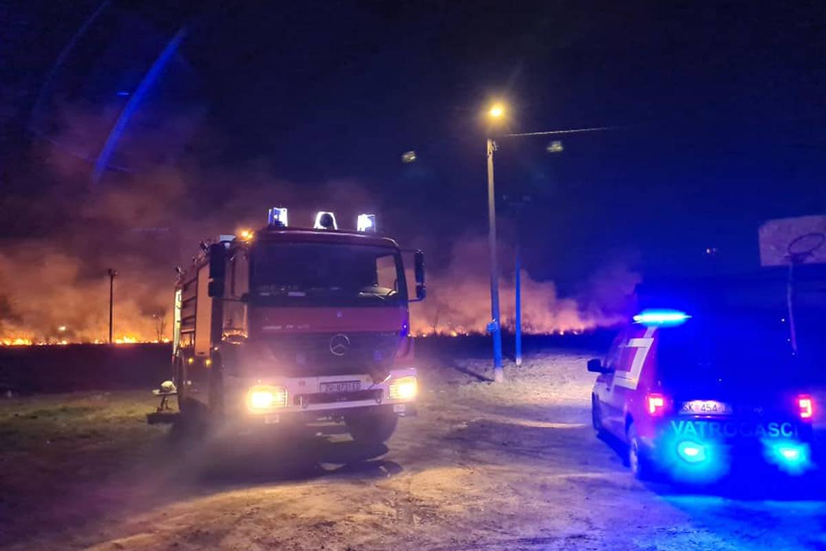 Lokaliziran požar kod Petrinje: 'Bilo nam je teško gasiti jer se radi o močvarnom području'