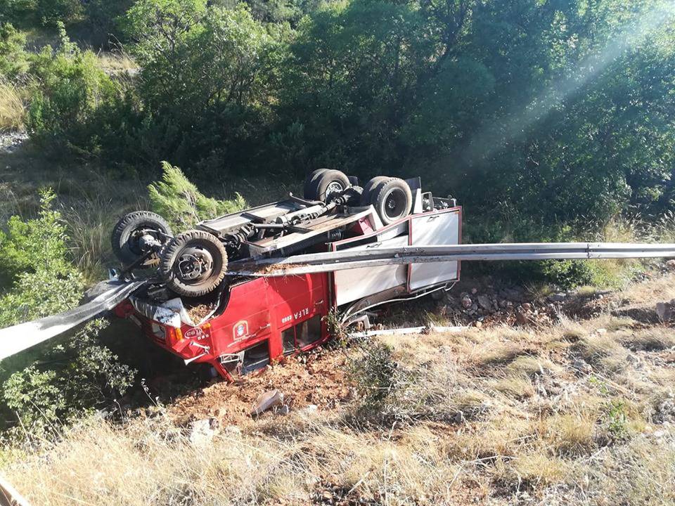 Krali im gorivo, prevrnuli su se kamionom, no ugasili su požar