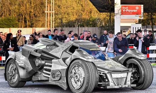 Lamborghini pretvorili u pravi Batmobile koji juri 320 na sat