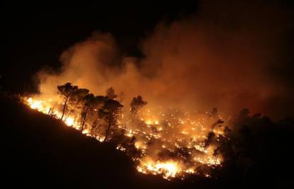 Požar planuo na otoku Hvaru na području uvale Sviračina