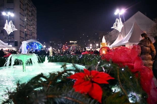 FOTO Blagdanska atmosfera na paljenju druge adventske svijeće u Slavonskom Brodu