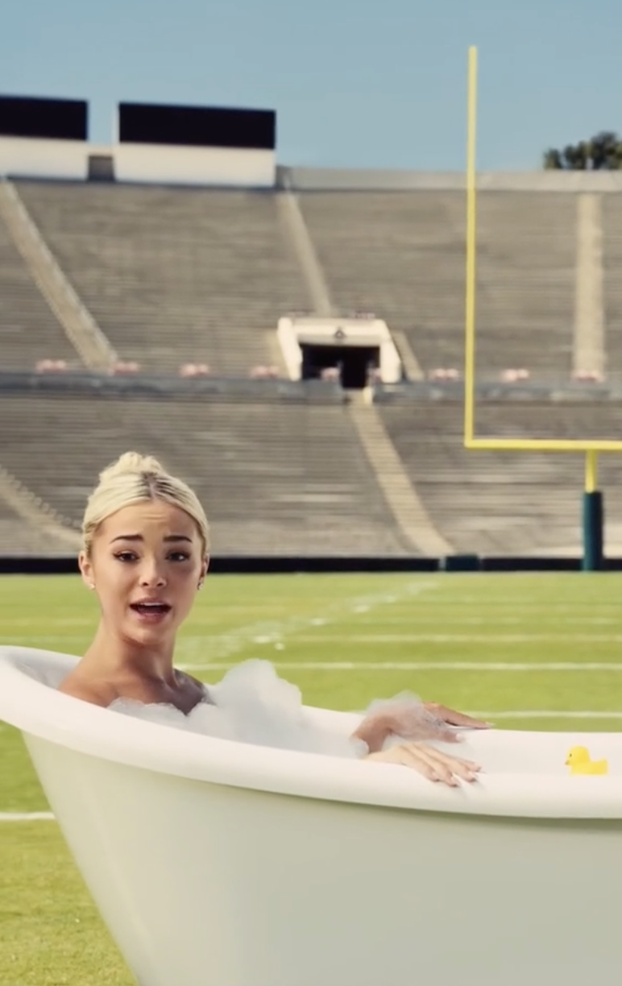 FOTO Američka gimnastičarka gola u kadi na centru igrališta! Što je pričala, manje je bitno...