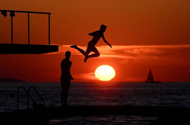 Zadar: Skok u more u zalazak sunca