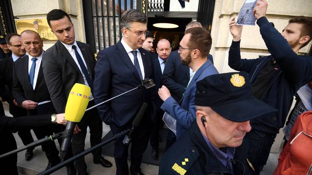 Zagreb: Prosvjednici izviždali premijera Plenkovića na izlasku iz Sabora