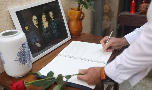 FOTO Šibenčani se opraštaju od Dedića: Ostavili svijeće i cvijeće