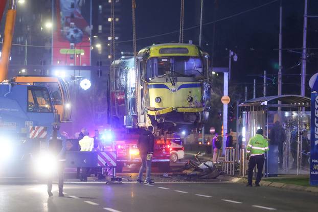 Sarajevo: U tijeku je uklanjanje tramvaja sa mjesta nesreće