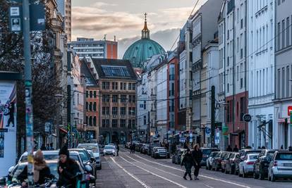 Drama u Berlinu! Muškarac usred dana oteo dijete (2) majci dok je čekala na semaforu