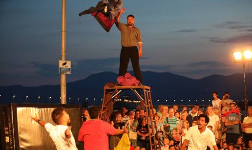 FOTO Zračne akrobacije, ples i žongliranje: Marokanski cirkus nasmijao posjetitelje u Rijeci