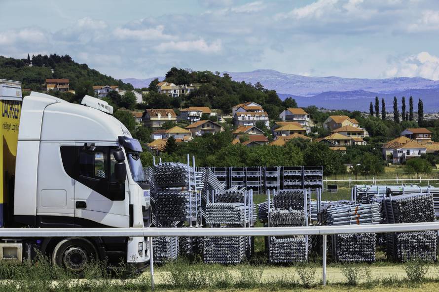 Sinj: Pripreme na sinjskom hipodromu za koncert Marka Perkovića Thompsona