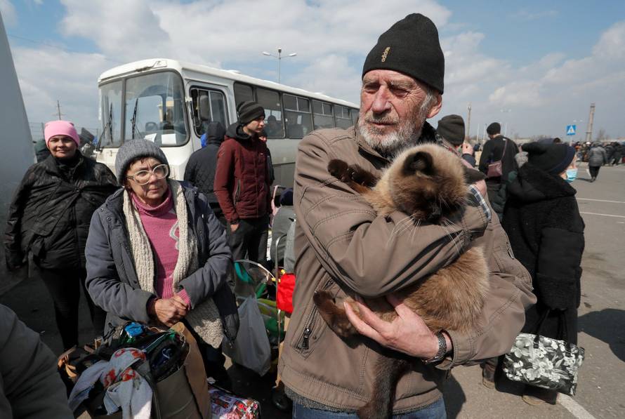 Evacuees leave Mariupol