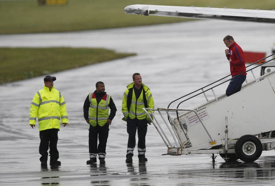 England return to UK following EURO 2016 elimination
