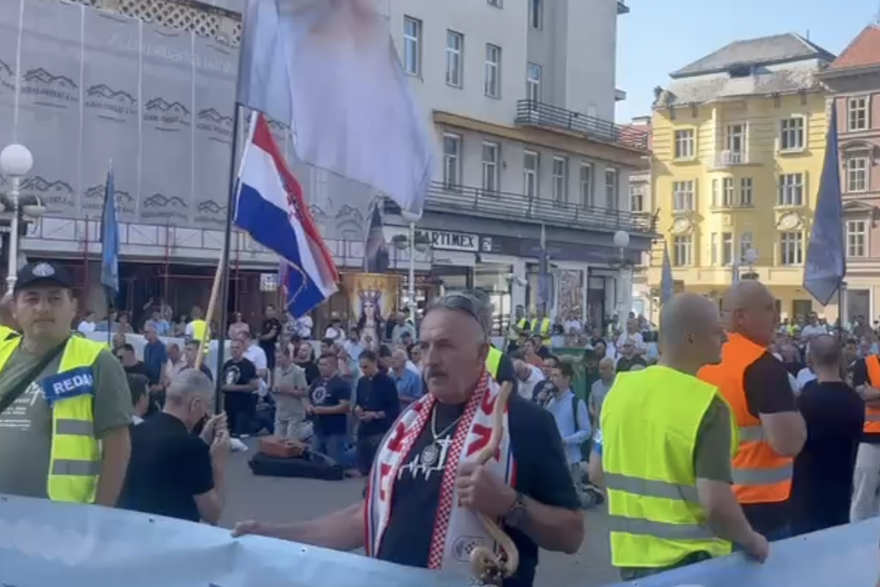 Na glavnom zagrebačkom trgu muškarci ponovno kleče i mole