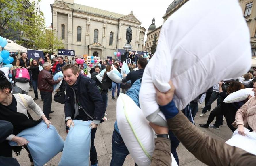 Dvjesto se ljudi potuklo usred Cvjetnog trga i to - jastucima