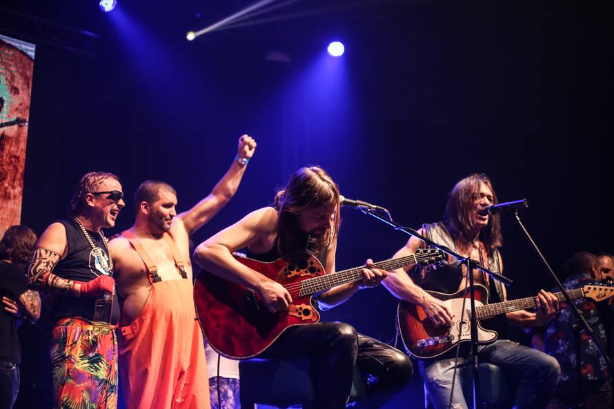 Brkovi razvalili Halu sportova! Dado Topić pokazao torzo