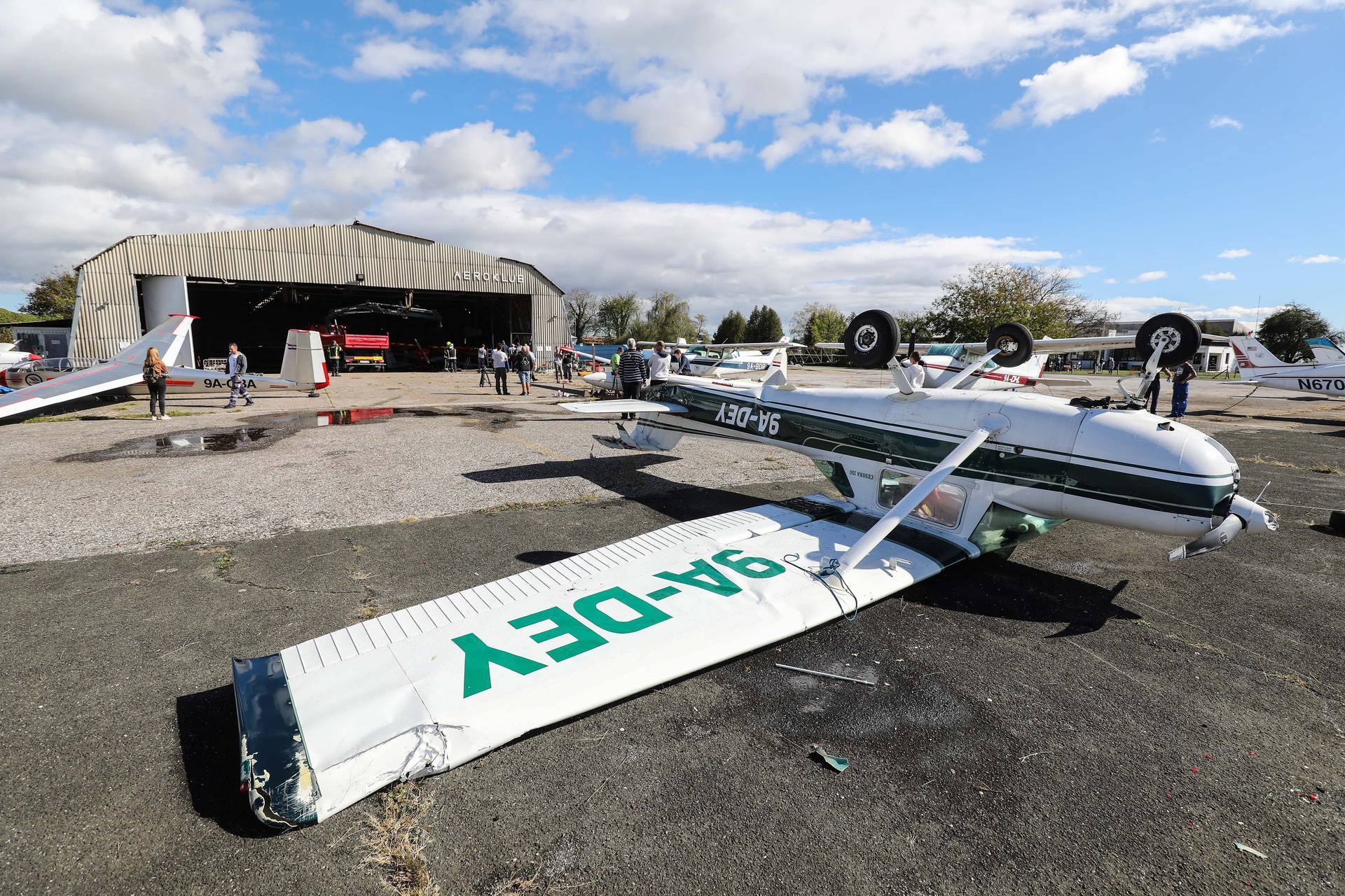 Zagreb: Nevrijeme okrenulo avion i počupalo krov na aerodromu Lučko