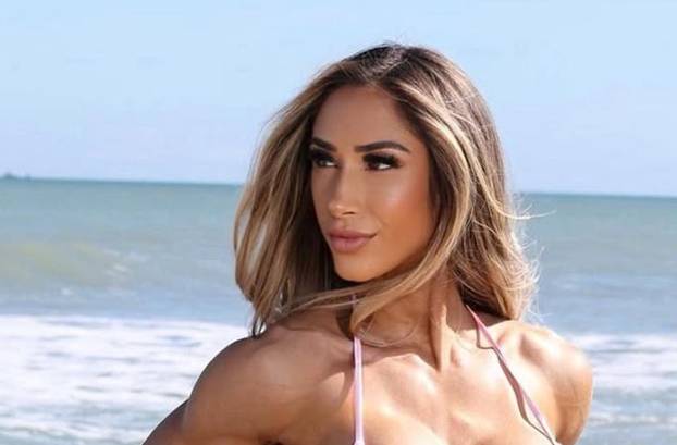 FOTO Alena je ponosna na svoju savršenu stražnjicu! Pokazuje ju stalno i iz svih kuteva...