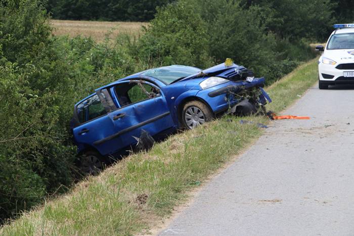 Autom zakačila  travu i završila u kanalu: Ozlijeđeno troje ljudi