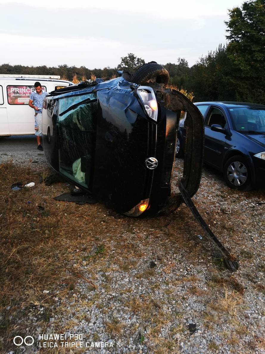 Nesreća kod Zagreba: Golf se preokrenuo na bok na cesti