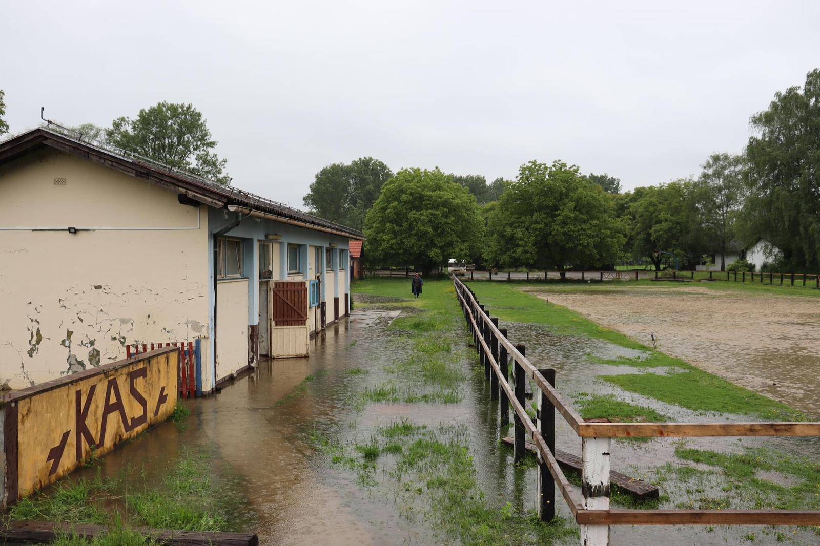 Pogledajte kako je popustio nasip u Sisku: Poplavljena udruga za terapijsko jahanje