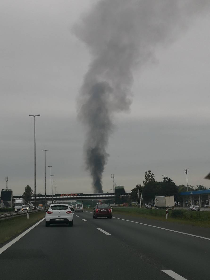 Izgorjela  baraka uz zagrebačku obilaznicu kod motela Plitvice