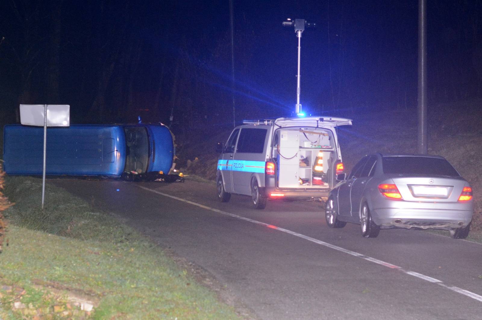 MadÅ¾ari: Jedna osoba poginula u prevrtanju kombija