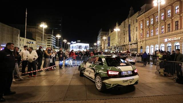 Zagreb: WRC automobili  na glavom gradskom trgu privukli veliku pažnju građana