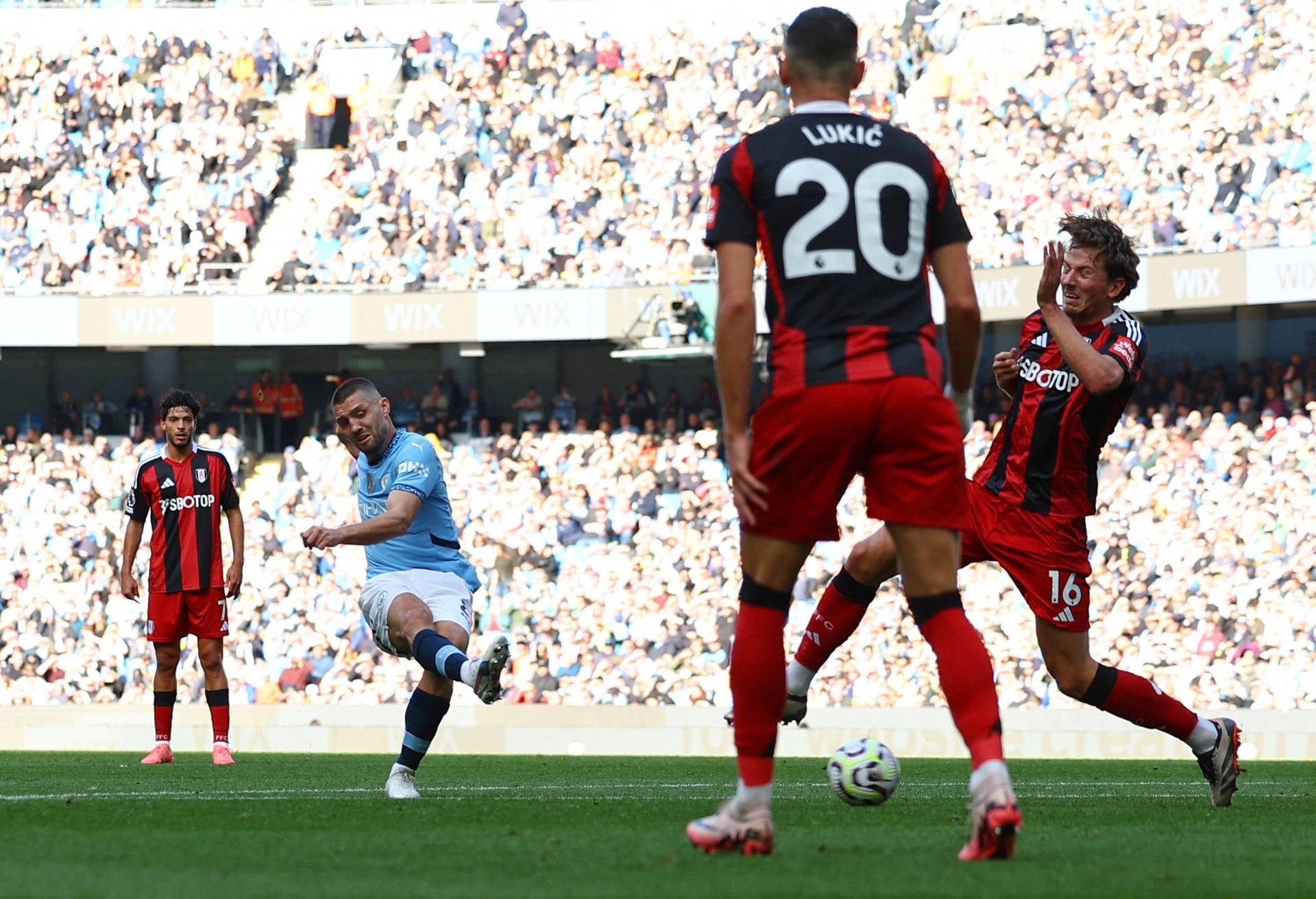 Premier League - Manchester City v Fulham