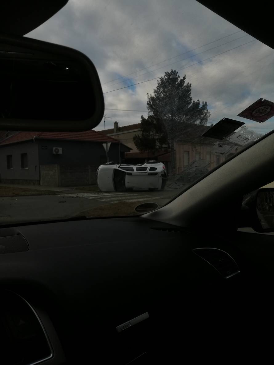 Prolaznici izvlačili vozača iz auta, srećom nije ozlijeđen