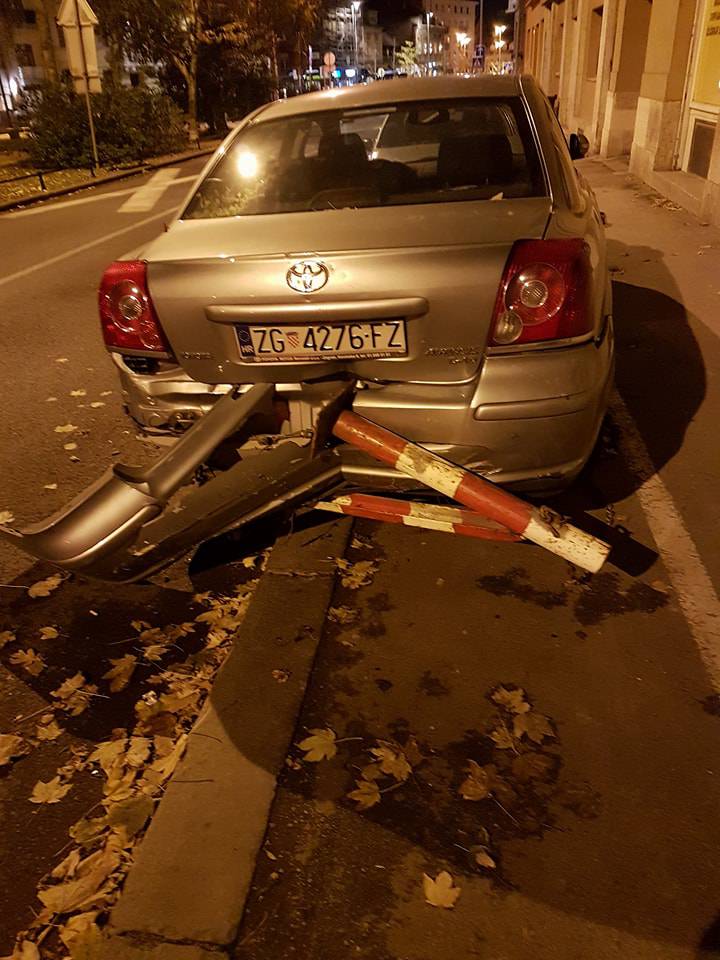 Zagreb: Autom zabio stupiće u drugi auto pa potom pobjegao