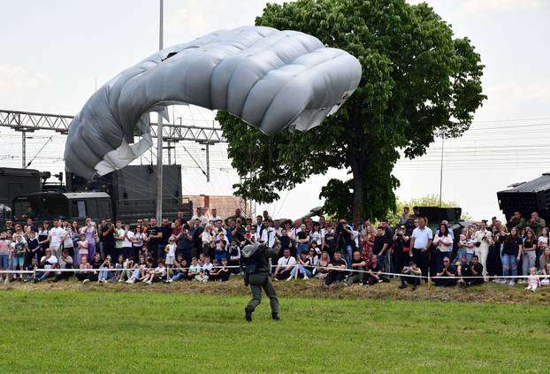FOTO Pogledajte vježbe HV-a i policije u Okučanima: Borbe, eksplozija i skok padobranom!