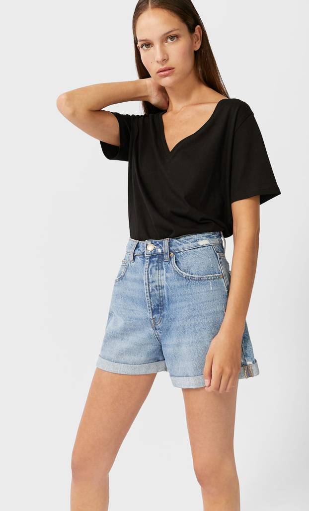 Važno ju je imati: Klasična crna majica u 10 bazičnih varijanti