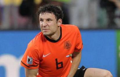 Kapetan Mark Van Bommel brani izbačenog De Jonga