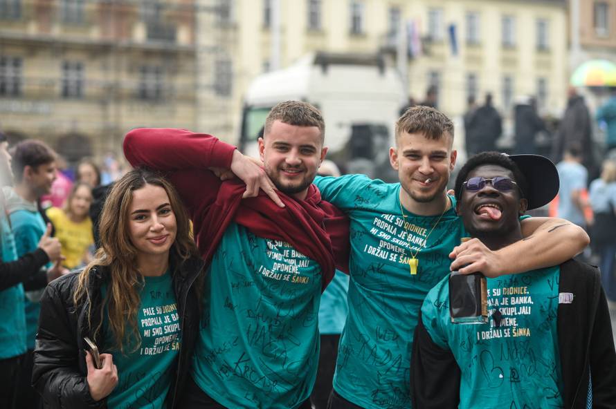Zagreb: Maturanti se okupili na Trgu bana Jelačića i krenuli prema Bundeku