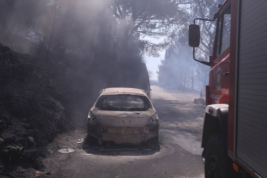 Pisak: Izgorjeli automobili u požaru