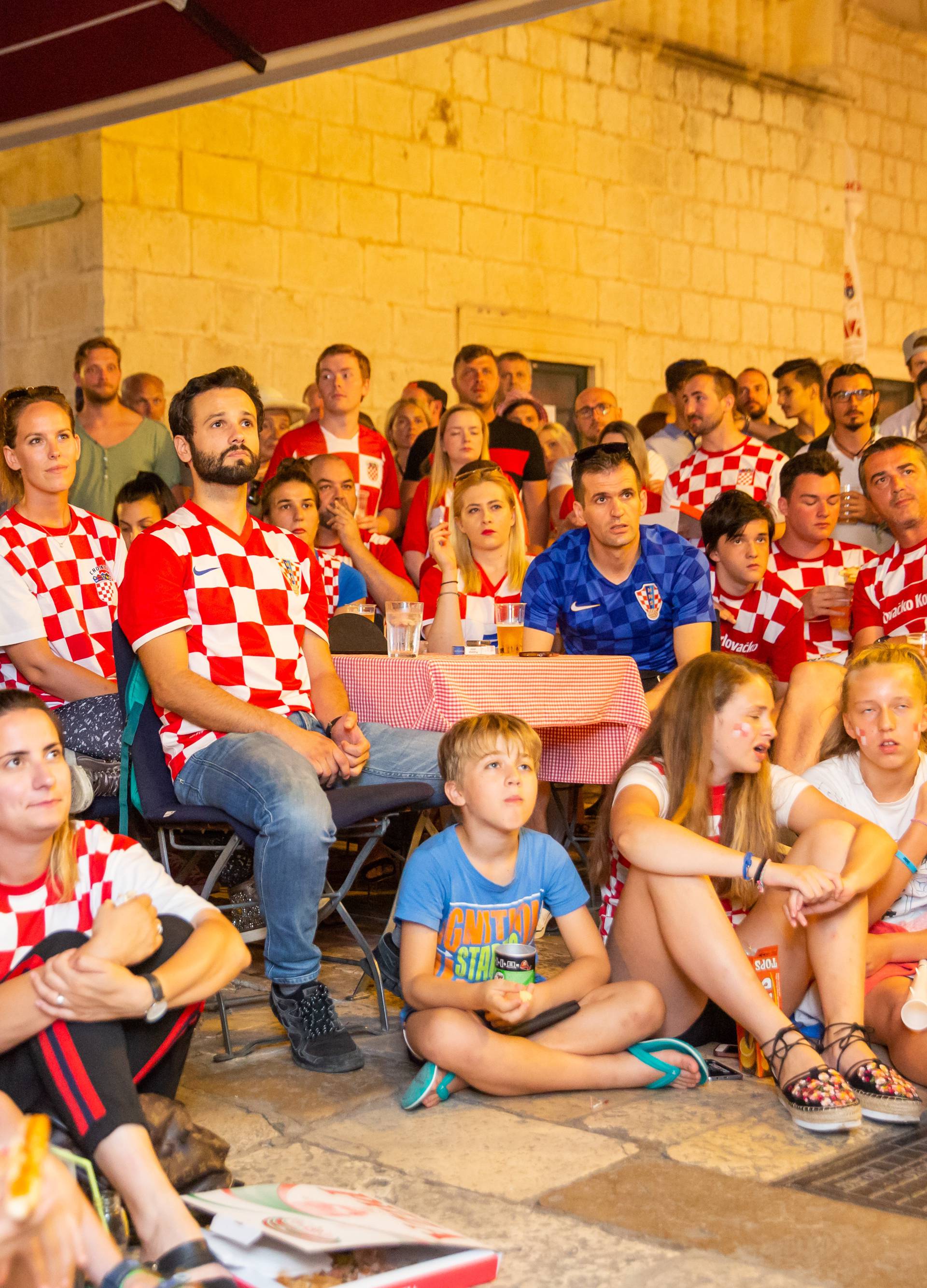 Dubrovnik:  Nogometno ludilo u staroj gradskoj jezgri