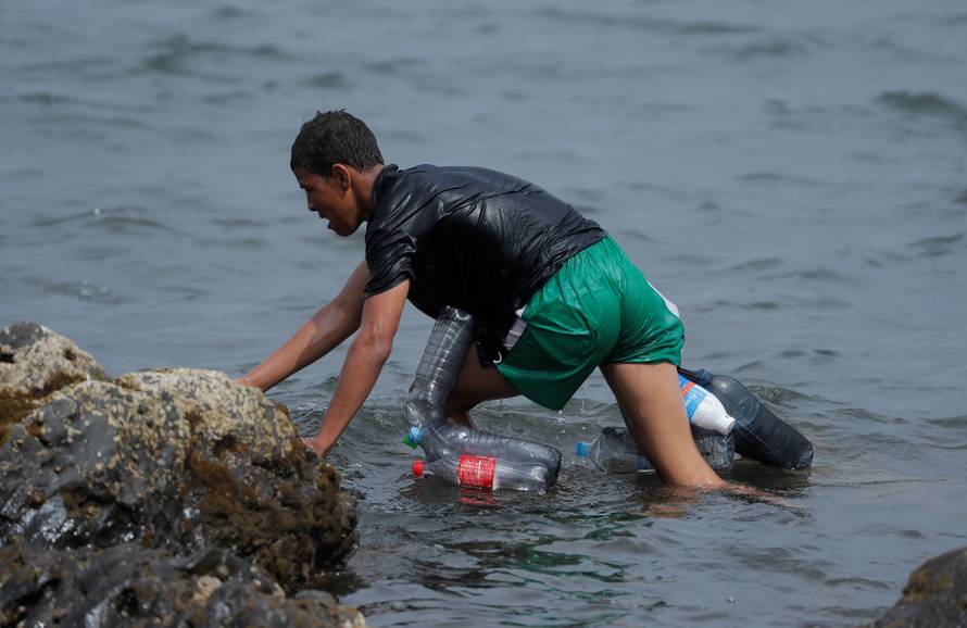 Thousands of migrants cross the Spanish-Moroccan border