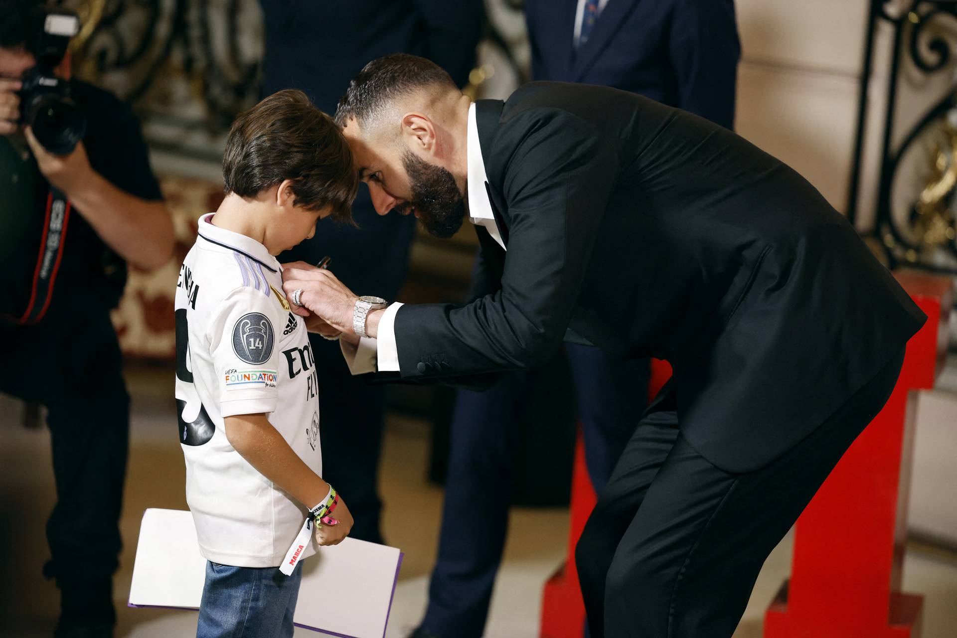 Real Madrid's Karim Benzema receives the Marca Legend Award