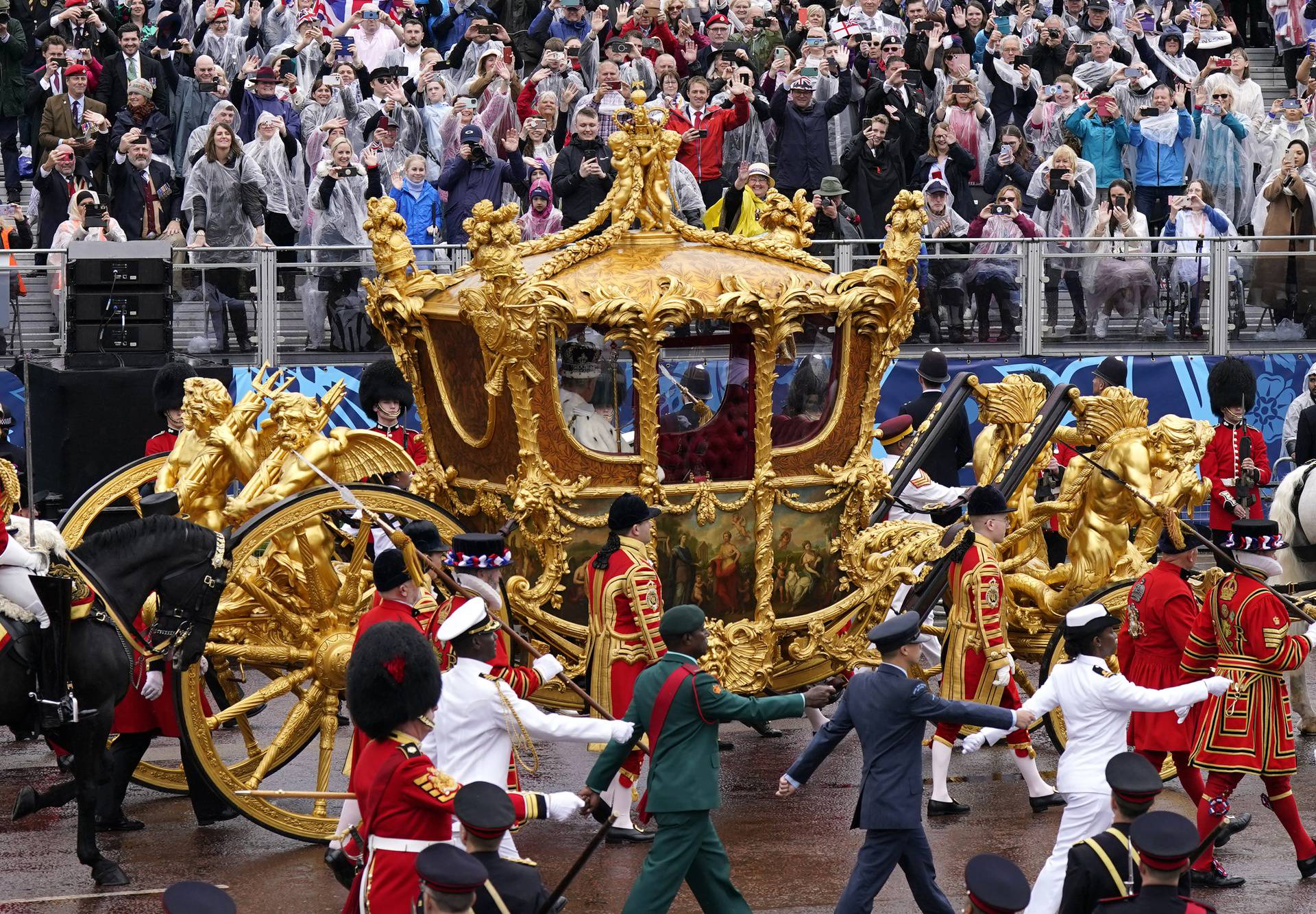 Kralj  Charles III. nakon krunidbe odlazi u pala?u 