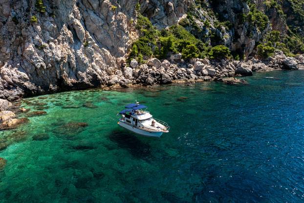 FOTO Hotel u Dubrovniku ima koktel bar u stijeni nad morem!