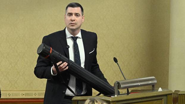 Zagreb: Herman za govornicu u Skupštini izašao s prometnim stupićem, Klisović pomislio da je bazuka