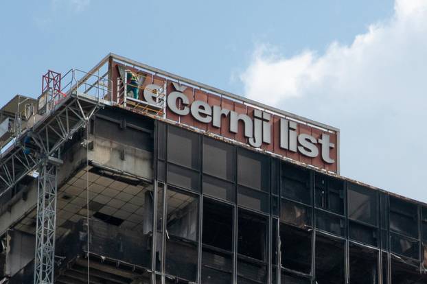 Zagreb: Uklanjanje natpisa Večernji list sa zgrade Vjesnika 