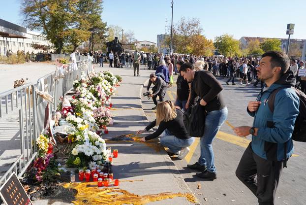 Novi Sad: Veliki broj građana od jutra dolazi odati počast poginulima u padu nadstrešnice