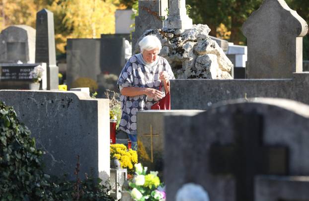 Zagreb: Građani obilaze posljednja počivališta svojih najmilijih uoči Svih svetih