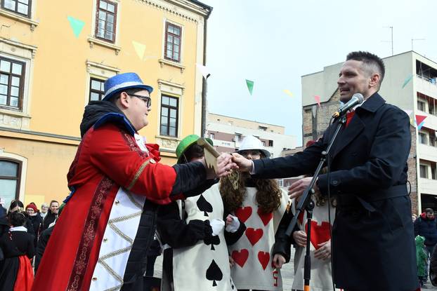 Sisak: Nekoliko stotina mališana iz dječjih vrtića i osnovnih škola sudjelovalo je na tradicionalnom Sisačkom fašniku